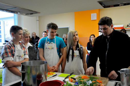 tl_files/images/Neuenkirchen/nk.oz.kochen.t.maelzer-2013.jpg tl_files/images/Neuenkirchen/nk.oz.kochen.t.maelzer-2013.jpg